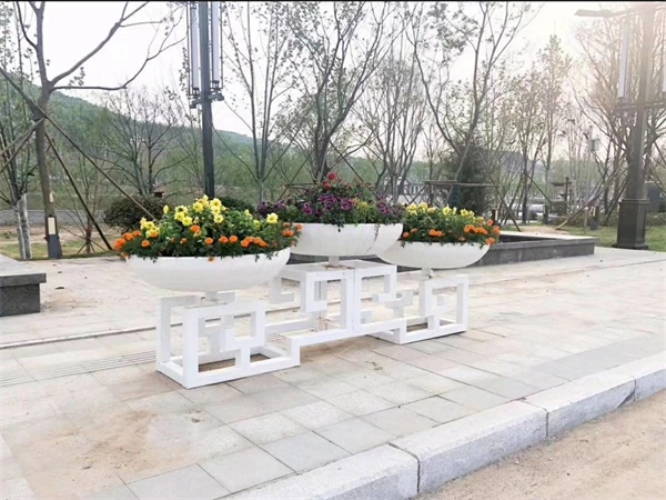 河北花箱厂家浅谈：道路中央隔离花箱为什么要加套盆？